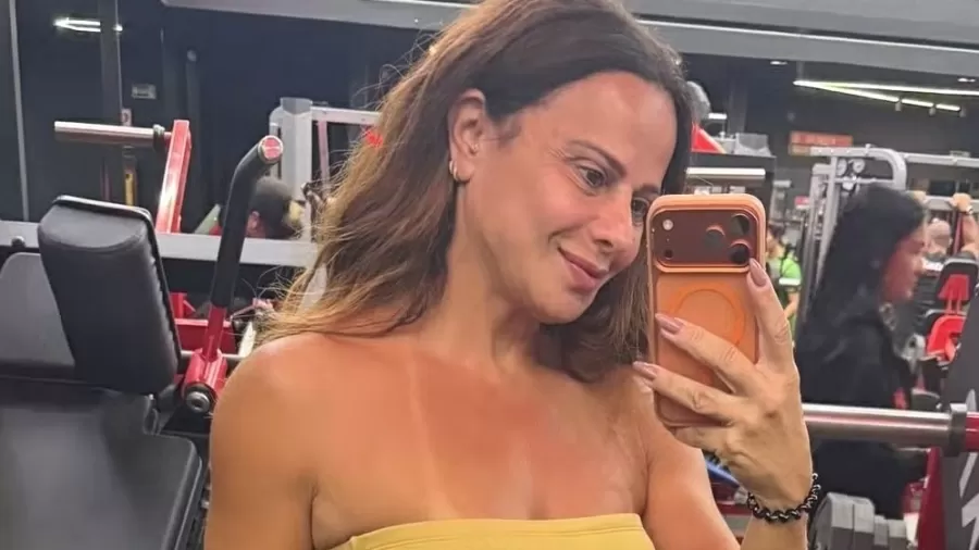 Viviane Araujo na academia