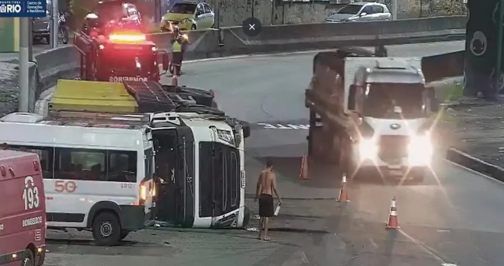 Carreta tombada interdita o trânsito na Avenida Brasil