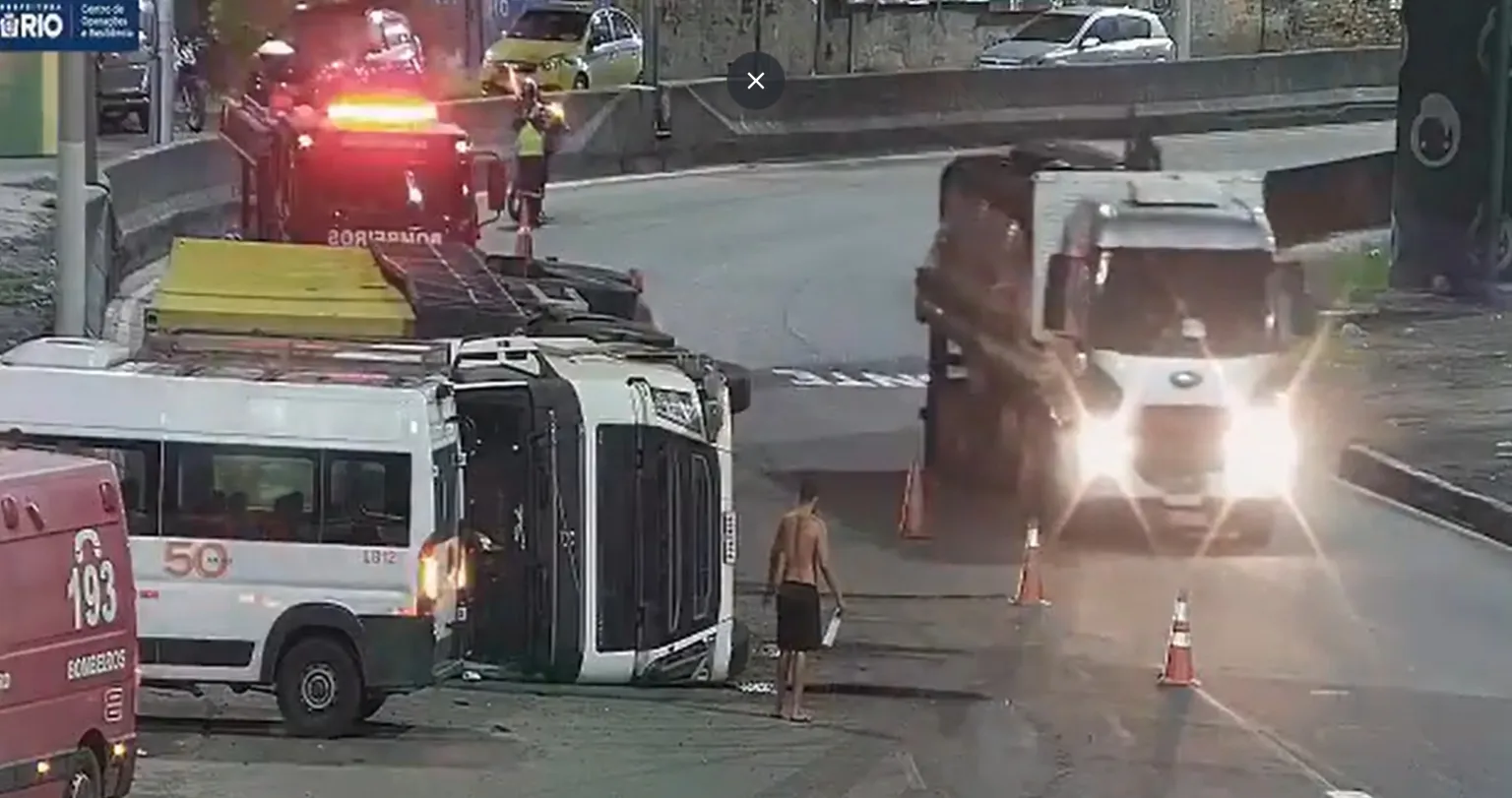 Carreta tombada interdita o trânsito na Avenida Brasil