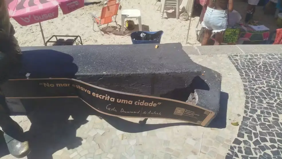 banco da estátua de Drummond