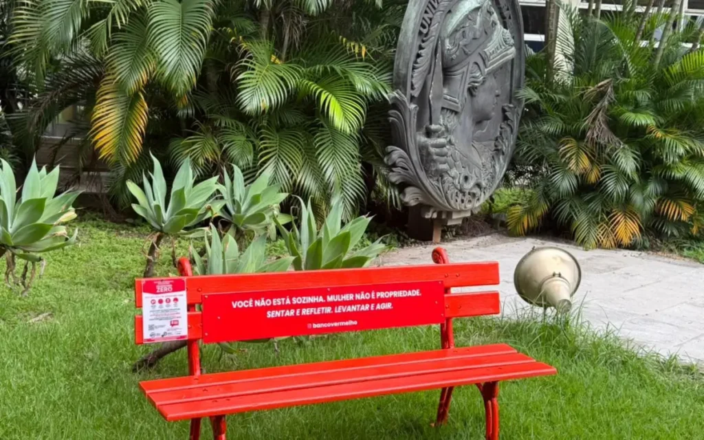 bancos vermelhos na UFRJ