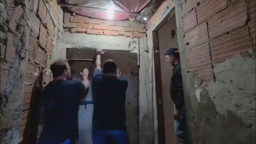 Bunker do tráfico na Lapa é descoberto com porta de 350 kg