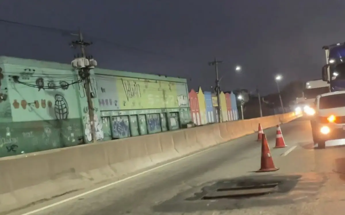 buraco na Avenida Brasil