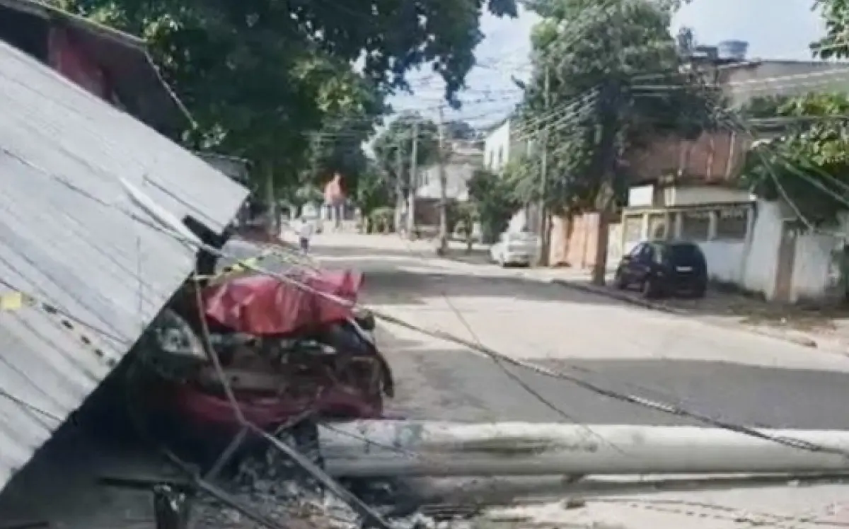 carro atinge poste em Anchieta