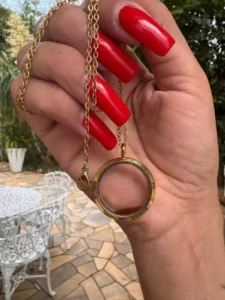 colar feito com sangue menstrual