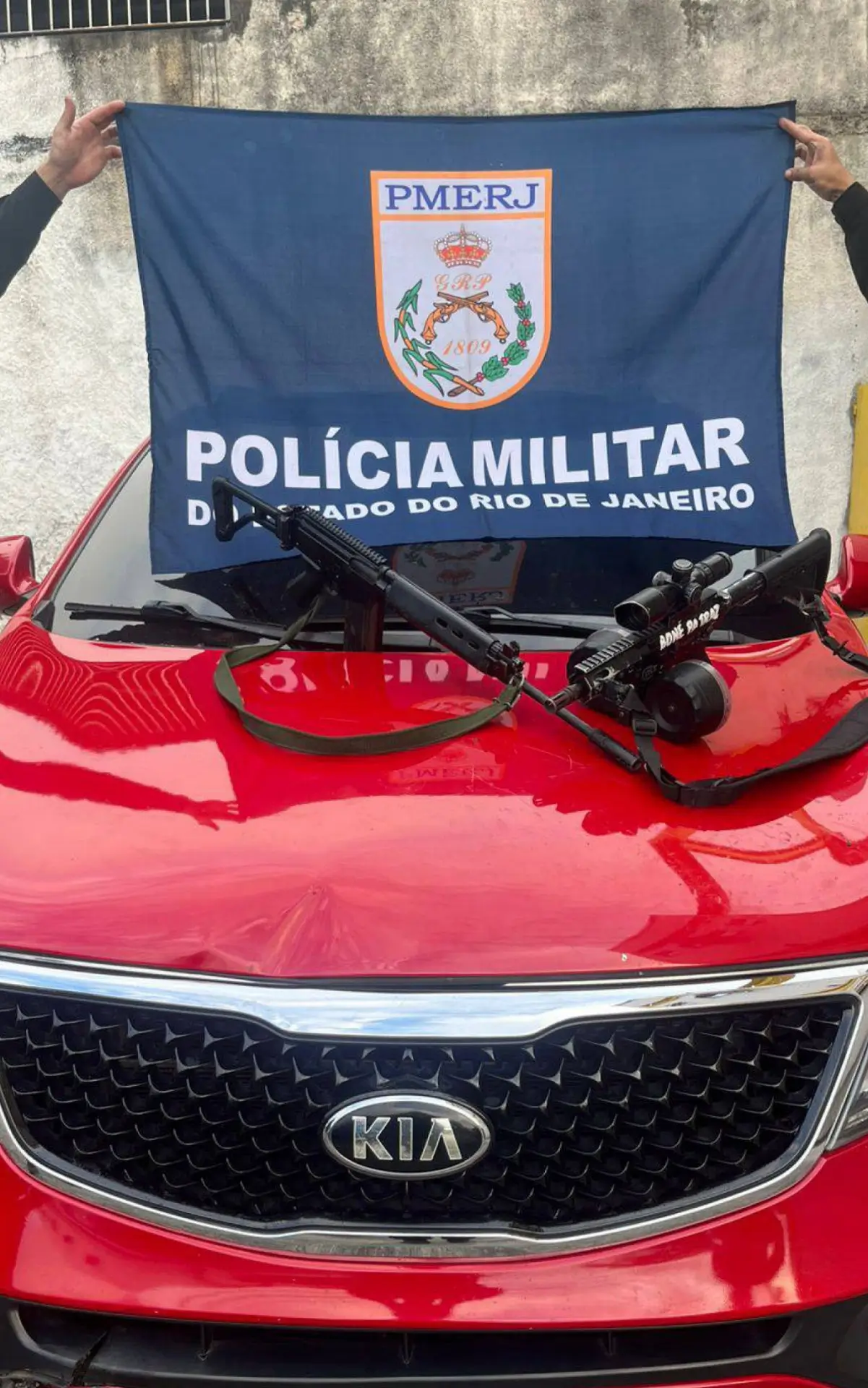 Com eles, os agentes apreenderam um carro vermelho e dois fuzis