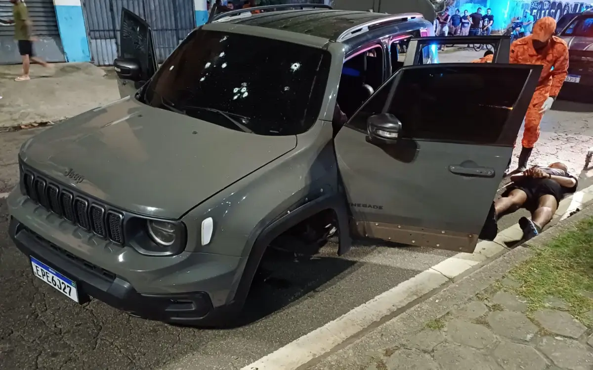 Confronto deixou carro usado pelos suspeitos com marcas de tiros