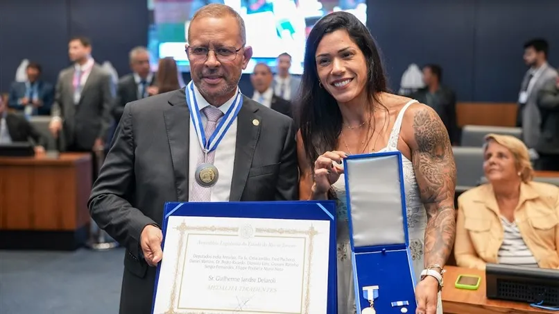 Deputado Guilherme Delaroli é homenageado com Medalha Tiradentes