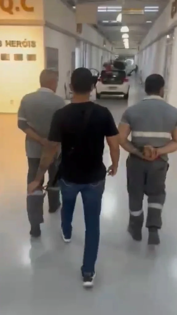 Eles foram autuados em flagrante por furto qualificado