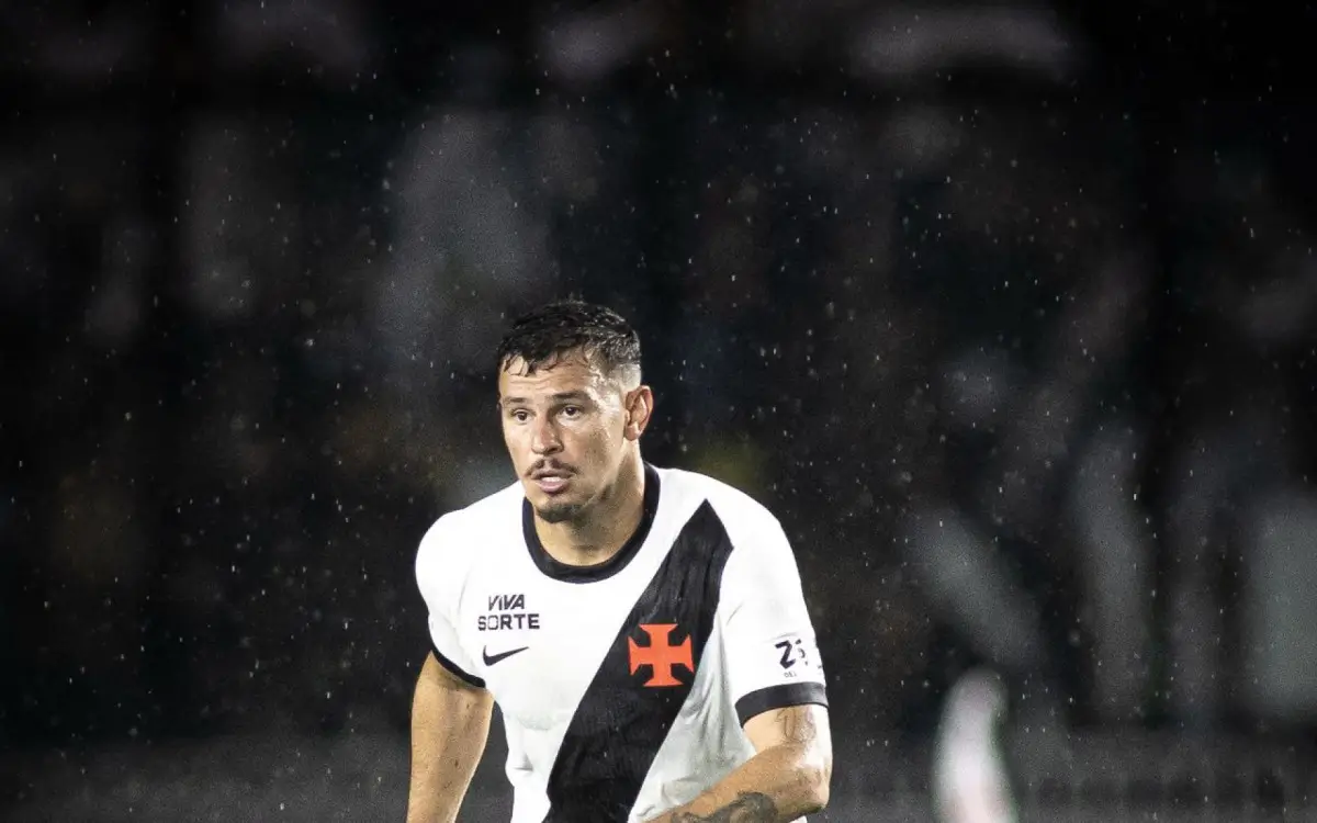 Hugo Moura volta a ser titular no Vasco