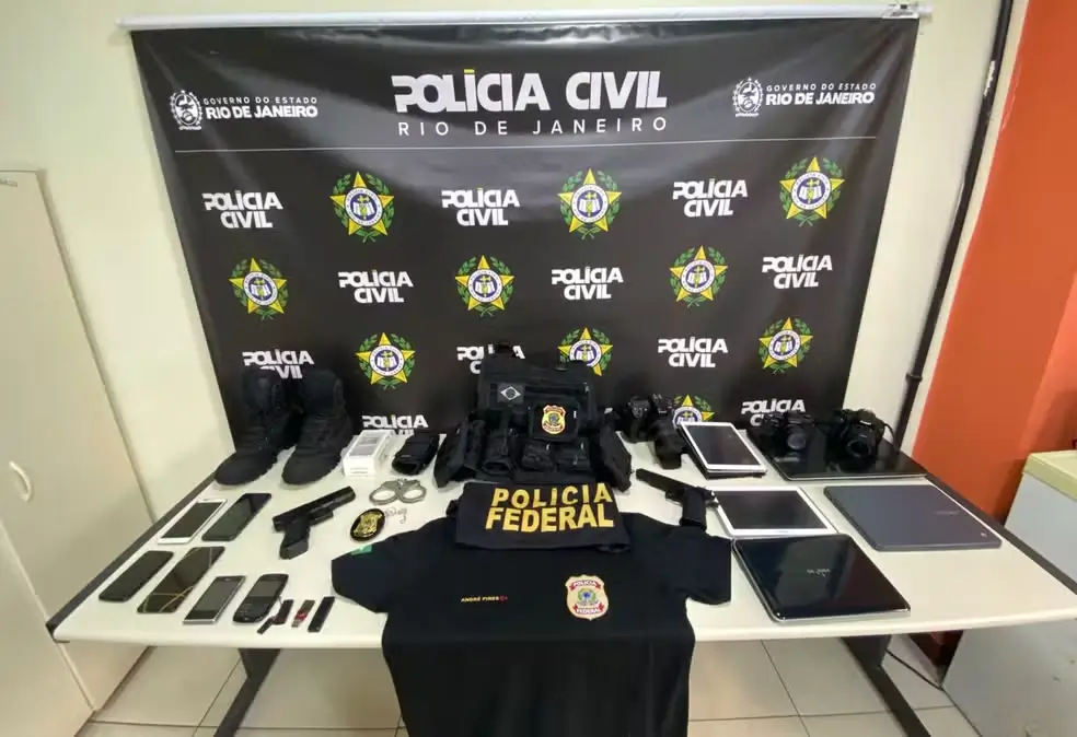 Material apreendido com o falso agente da Polícia Federal