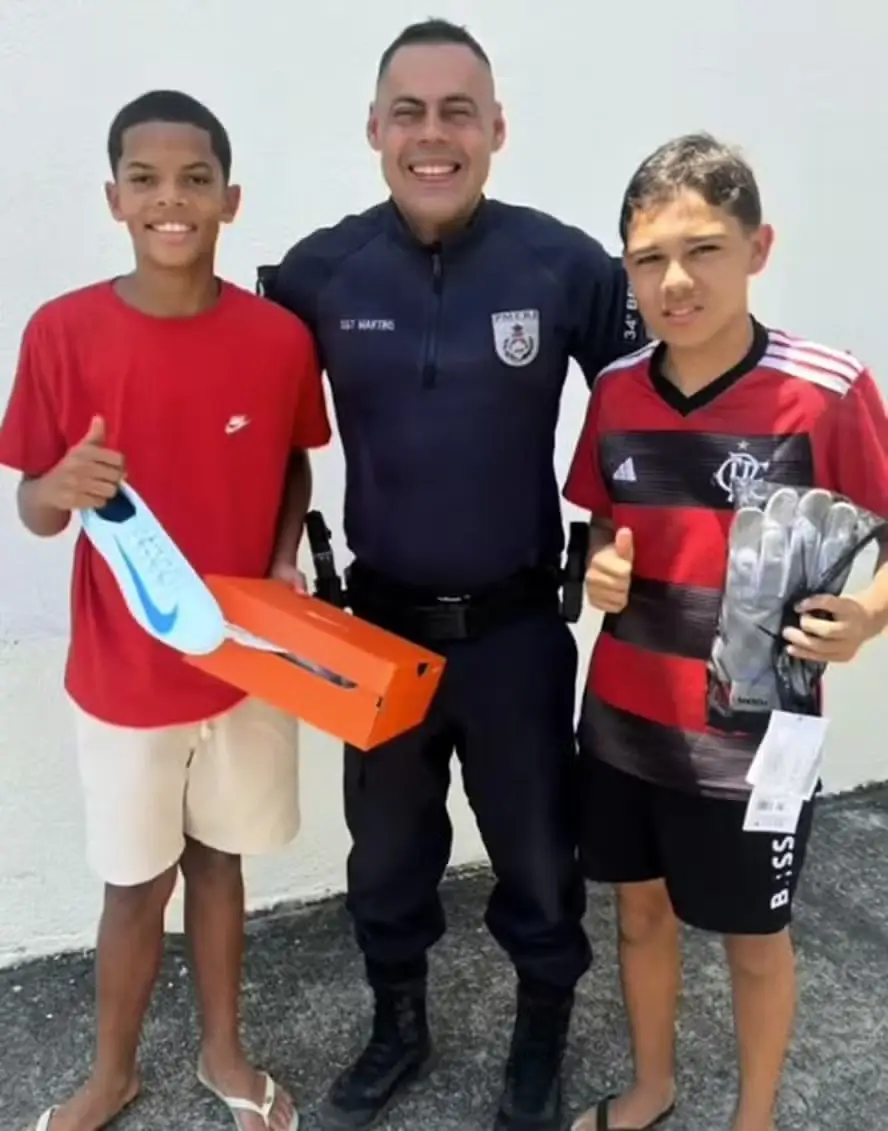 O policial e os meninos