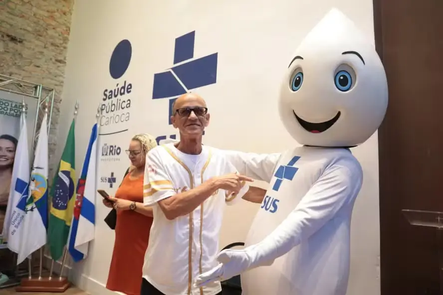 Mestre Ciça abre vacinação contra a gripe no Rio no Dia D