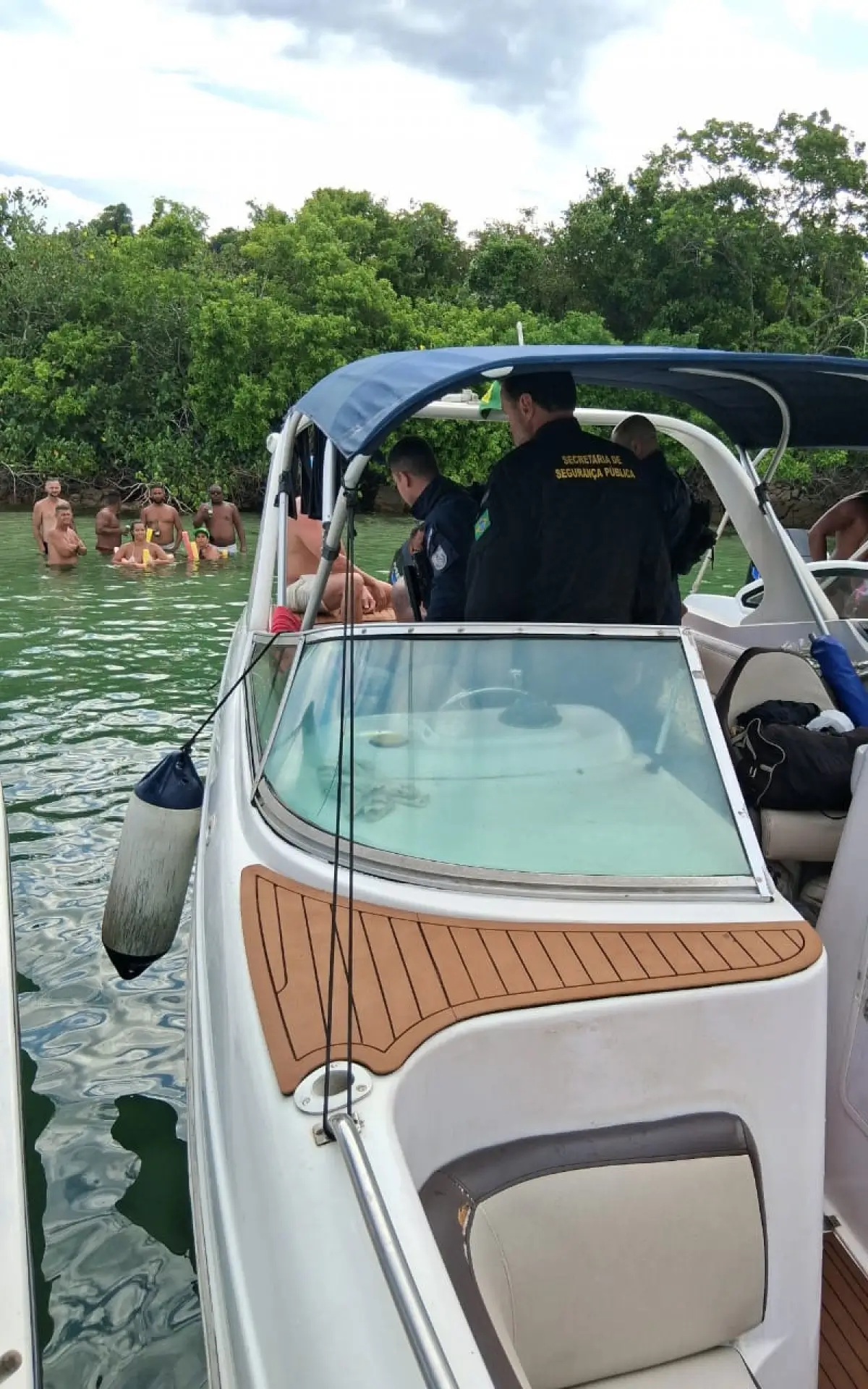 Momento da abordagem dos policiais federais