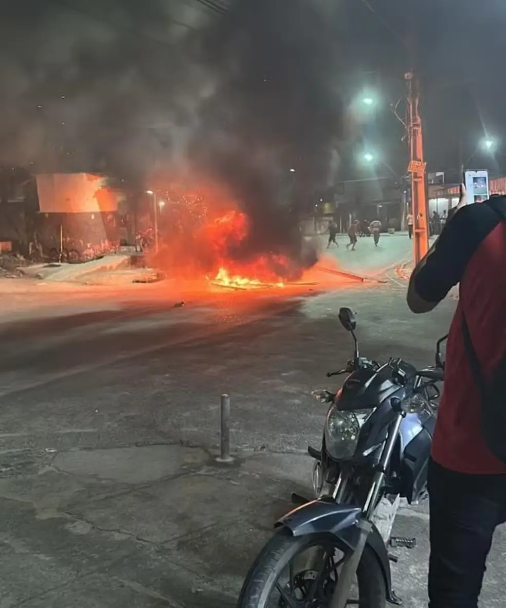 moradores atearam fogo em objetos
