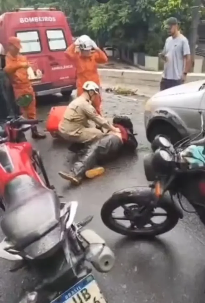 Motoboy é atingido por árvore na saída do Túnel Acústico