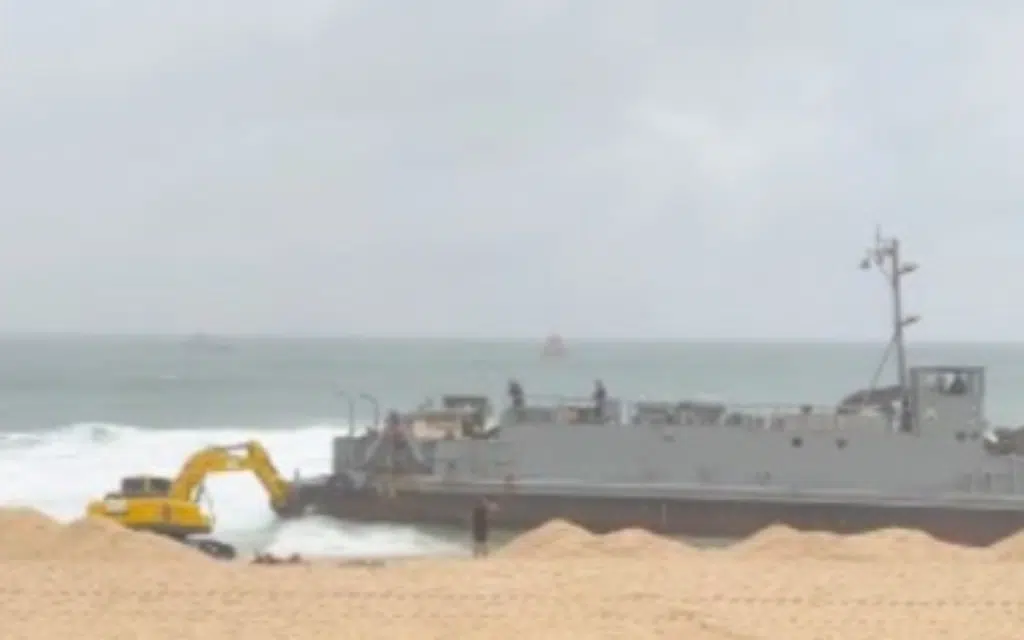 navio encalhado na Praia da Macumba
