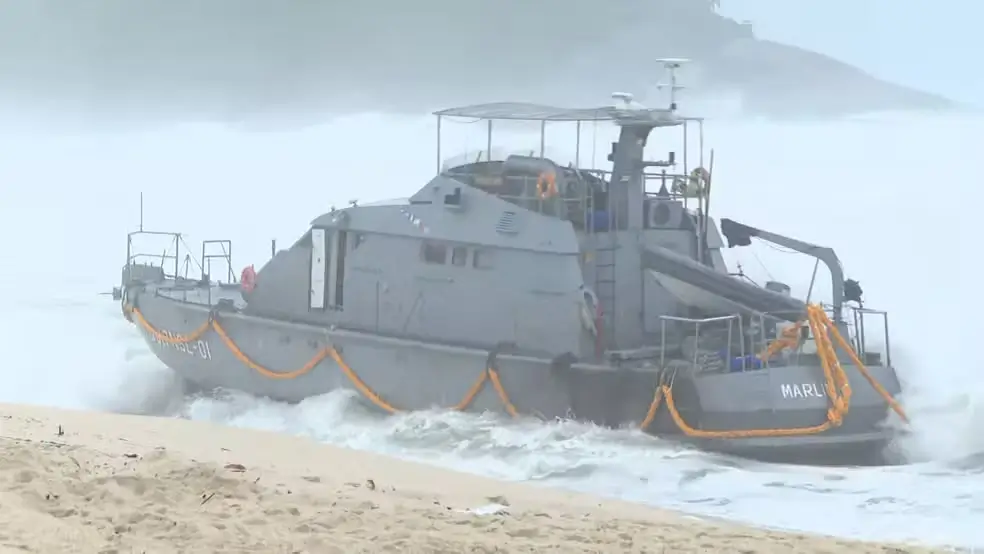 Navio-patrulha encalhado na Praia da Macumba