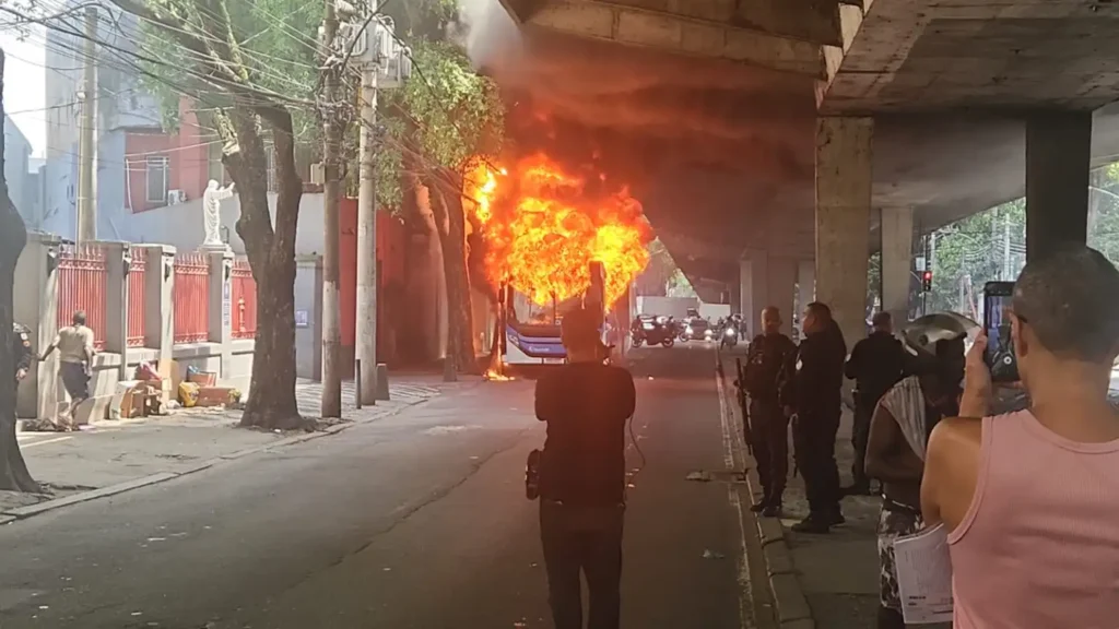 ônibus incendiado no Rio