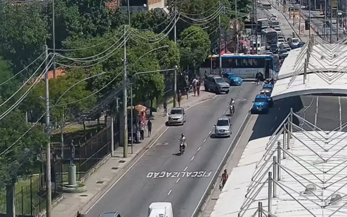 Ônibus usados como barricadas provocaram engarrafamento na Rua Cândido Benício
