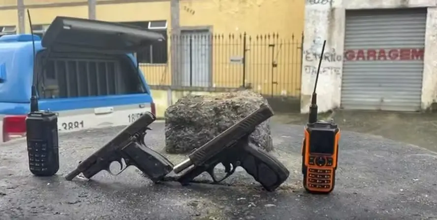 Armas e radiotransmissores apreendidos durante a operação no Tanque