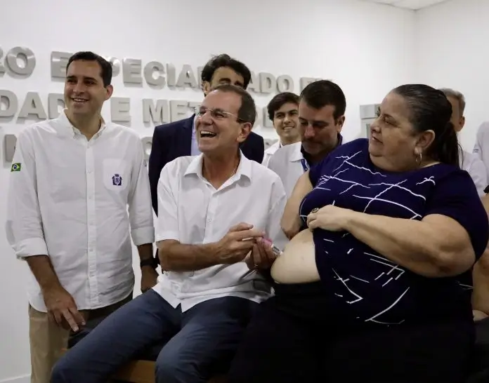 Ozempic no SUS do Rio começa com aplicação feita por Eduardo Paes em paciente