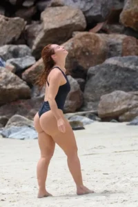 Paolla Oliveira surge de maiô em Copacabana