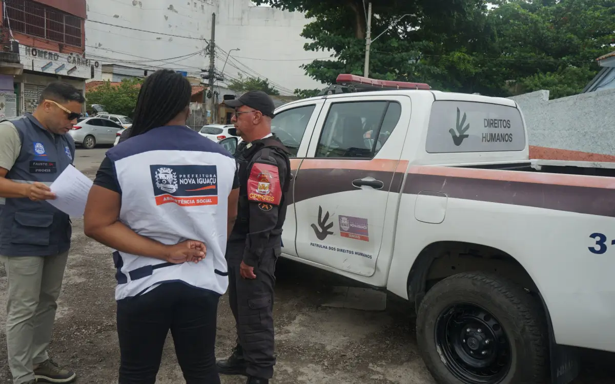 A Patrulha dos Direitos Humanos de Nova Iguaçu fortalece rede de proteção no município ao ampliar o atendimento a denúncias de violações e oferecer apoio a pessoas em situação de vulnerabilidade social. Criada para integrar diferentes setores da administração municipal, a iniciativa já apresenta resultados relevantes no atendimento à população. Levantamento do programa mostra que uma em cada duas ocorrências atendidas envolve mulheres em situação de violência ou vulnerabilidade social. O dado reforça a importância da atuação da patrulha, especialmente em um período marcado por debates e ações voltadas à valorização e à defesa dos direitos das mulheres. A patrulha foi criada em setembro de 2024 a partir de uma ação integrada entre as secretarias municipais de Assistência Social e de Ordem Pública. Desde então, o trabalho tem buscado ampliar a rede de proteção e garantir respostas mais rápidas a denúncias envolvendo violações de direitos. Entre janeiro de 2025 e janeiro de 2026, foram registrados 79 atendimentos realizados pela equipe. Do total de ocorrências acompanhadas, cerca de 50% envolveram adultos, 34% pessoas idosas e 16% pessoas com deficiência, grupos considerados prioritários dentro da rede municipal de proteção. O atendimento começa a partir de denúncias registradas pelo Disque 100. As ocorrências passam inicialmente por análise da Subsecretaria de Direitos Humanos e Conselhos Vinculados, vinculada à Secretaria Municipal de Assistência Social (Semas). A triagem é feita por uma equipe formada por assistentes sociais e psicólogos. Após a avaliação técnica, os casos podem ser encaminhados para diferentes órgãos responsáveis ou receber intervenção direta da patrulha, especialmente quando há risco iminente ou necessidade de atuação no local. Em depoimento ao jornal O Dia, o subsecretário de Direitos Humanos, Kleber Gonzaga, destacou que o acolhimento das vítimas é o primeiro passo do processo. “A gente faz a escuta ativa daquele cidadão que pode estar sofrendo algum tipo de violação de direito. Atuamos com uma equipe de assistentes sociais e psicólogos e, a partir dessa avaliação, encaminhamos o caso para os órgãos competentes, como a rede de assistência social, Defensoria Pública, Ministério Público ou Polícia Civil”, explica. Quando a situação exige verificação presencial, equipes da Secretaria de Ordem Pública acompanham as ações da patrulha. A presença dos agentes ajuda a garantir a segurança durante as abordagens e permite uma avaliação mais detalhada das denúncias. Também em depoimento ao jornal O Dia, o coordenador de integração da pasta, Fausto Jean Viana, explicou que a visita ao local permite identificar outras demandas sociais. “Esses policiais da patrulha vão até o endereço indicado, fazem a triagem da situação e verificam o que está acontecendo com a pessoa assistida. Muitas vezes encontramos situações de vulnerabilidade social ou condições de vida inadequadas que precisam de acompanhamento”, afirma. Após o atendimento inicial, os casos são encaminhados para a rede municipal de proteção social, que inclui equipamentos como o Centro de Referência de Assistência Social (CRAS) e o Centro de Referência Especializado de Assistência Social (CREAS), além de serviços nas áreas de saúde e assistência jurídica. A patrulha também realiza visitas posteriores para acompanhar a evolução dos casos e verificar se as medidas adotadas foram suficientes para resolver a situação. Esse monitoramento ajuda a garantir continuidade no atendimento às vítimas. Durante algumas dessas visitas, as equipes identificam problemas que vão além da denúncia inicial. Em um dos atendimentos realizados, por exemplo, uma suspeita de violência contra um idoso acabou revelando também abandono familiar e problemas relacionados ao alcoolismo, o que exigiu a mobilização de diferentes serviços públicos para garantir proteção e acompanhamento. Além de responder às denúncias, a patrulha tem funcionado como uma porta de entrada para diversas políticas públicas do município. Mesmo quando não há confirmação de violência direta, o trabalho permite identificar outras necessidades sociais e encaminhar as pessoas para os serviços adequados. Com atuação em todo o município às terças e quintas-feiras, das 7h às 19h, a iniciativa amplia o acesso da população mais vulnerável a serviços essenciais e reforça o compromisso da cidade com a defesa dos direitos humanos e o fortalecimento da rede de proteção social. E à medida que mais casos chegam aos canais de denúncia, o trabalho da patrulha segue sendo fundamental para garantir acolhimento e proteção a quem mais precisa.