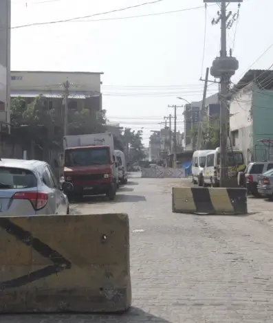 PM instala blocos de concreto no Complexo do Alemão