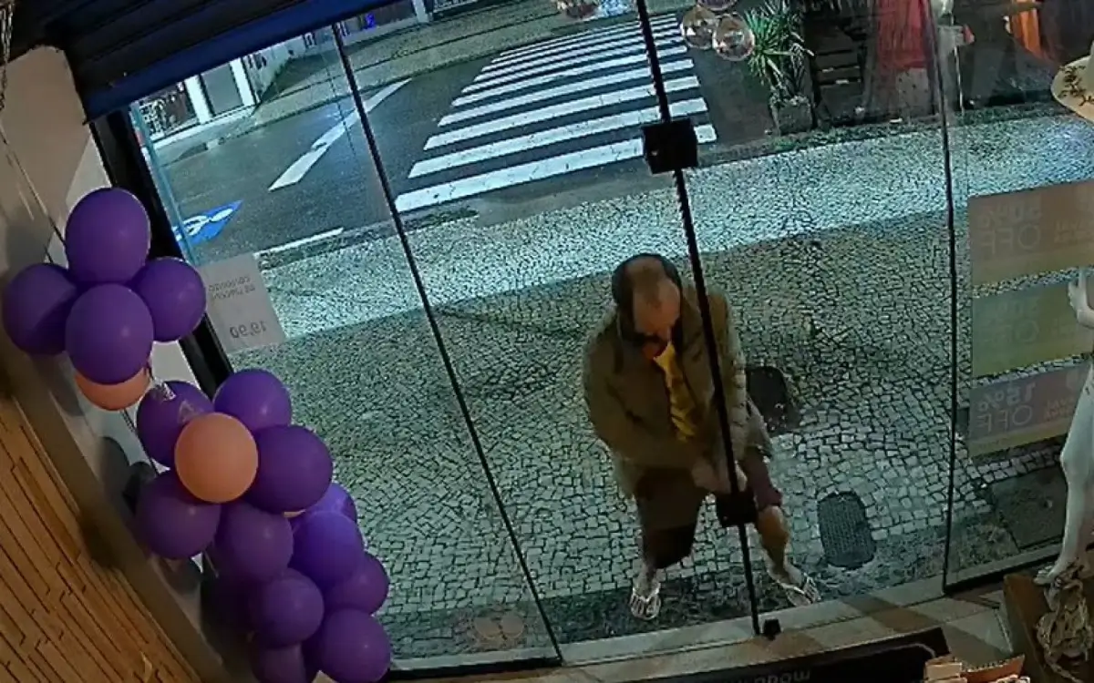 Homem tentou disfarçar ao perceber a presença dos policiais