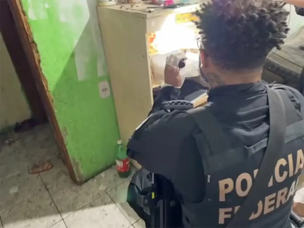 Polícia Federal prende mulher por abusar das próprias filhas em Duque de Caxias