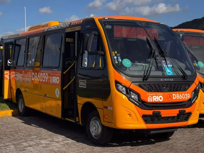micro-ônibus na linha Pingo D’água x Paciência
