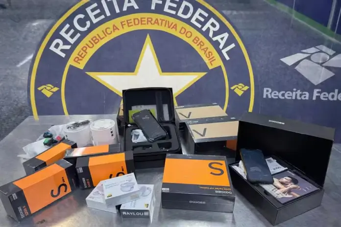 Celulares “indestrutíveis” com visão noturna por infravermelho apreendidos no Galeão