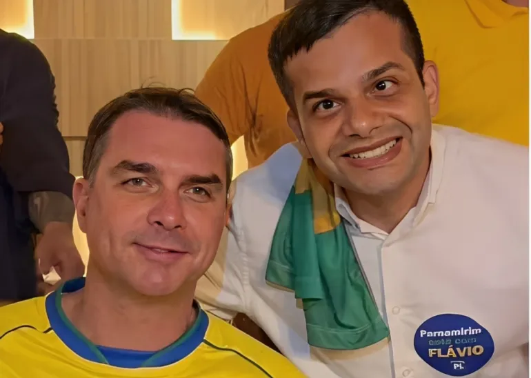 Flávio de Oliveira Rodrigues durante ato de Flávio Bolsonaro