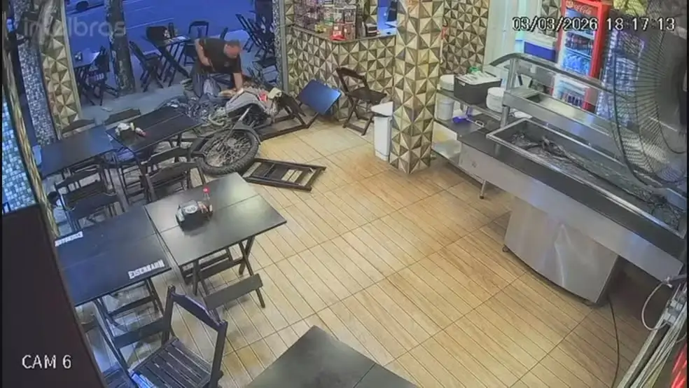 Suspeito de roubo em São Gonçalo invade bar com moto durante fuga após ser baleado