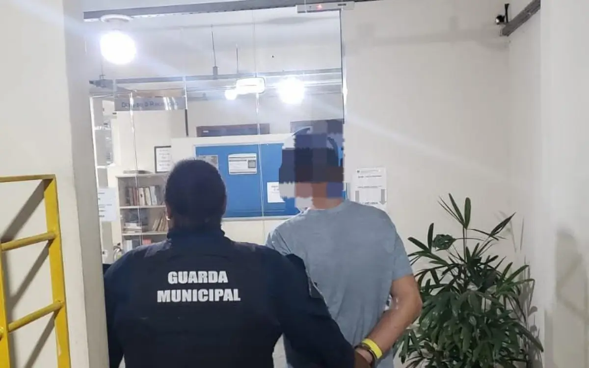 Suspeito é preso dentro da delegacia ao descumprir medida protetiva