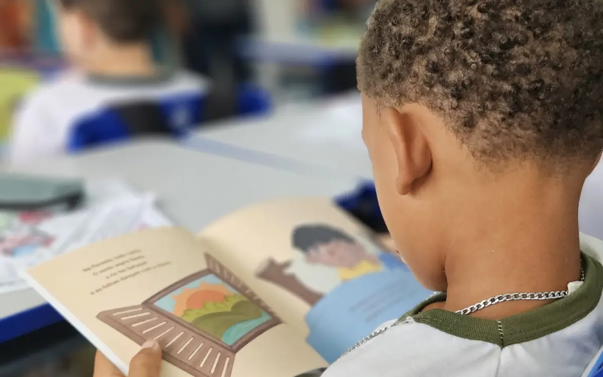 Criança lendo livro