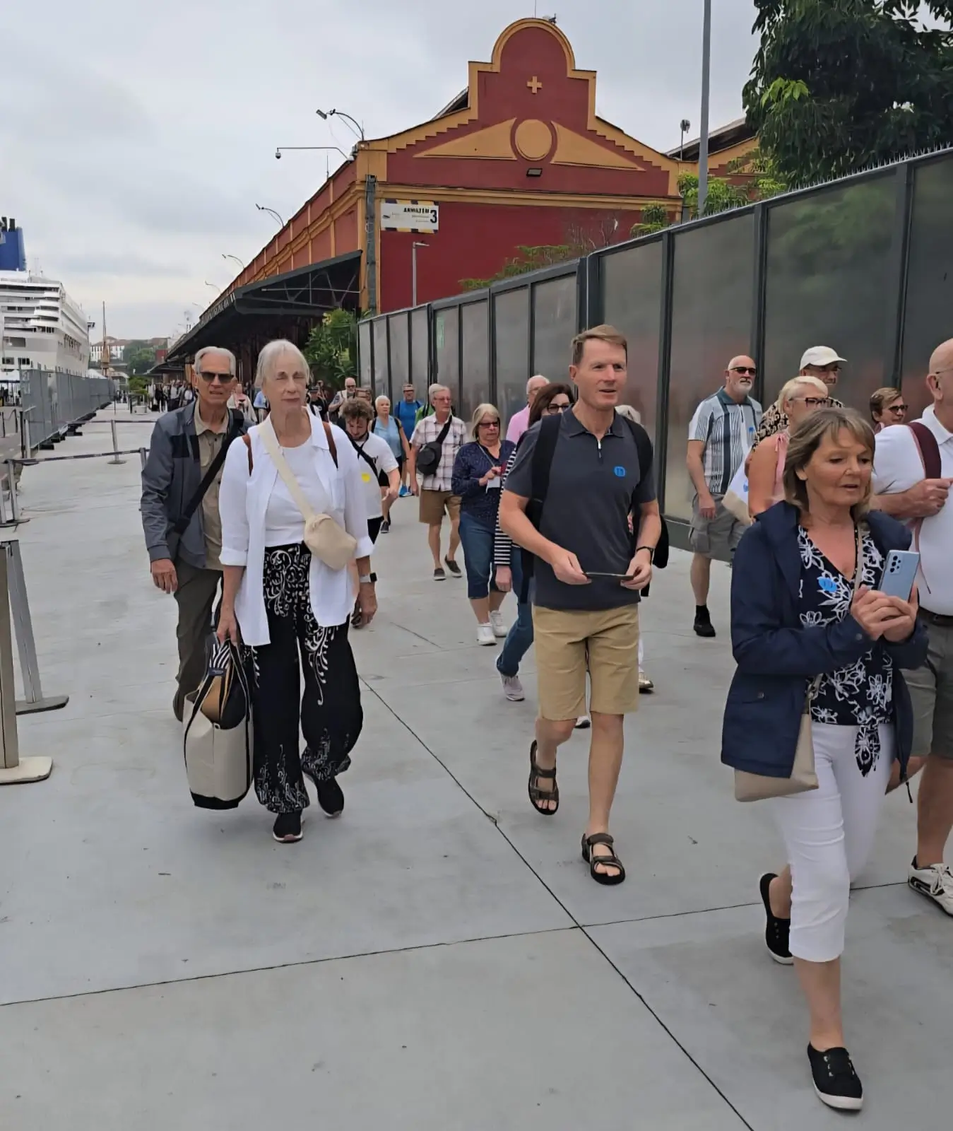 turistas no Pier Mauá