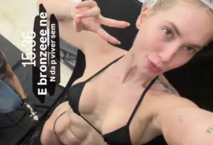 Virginia Fonseca mostra barriga definida em sessão de bronzeamento