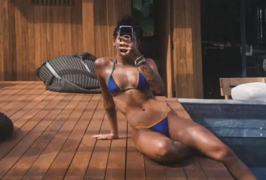 Ana Castela de biquíni