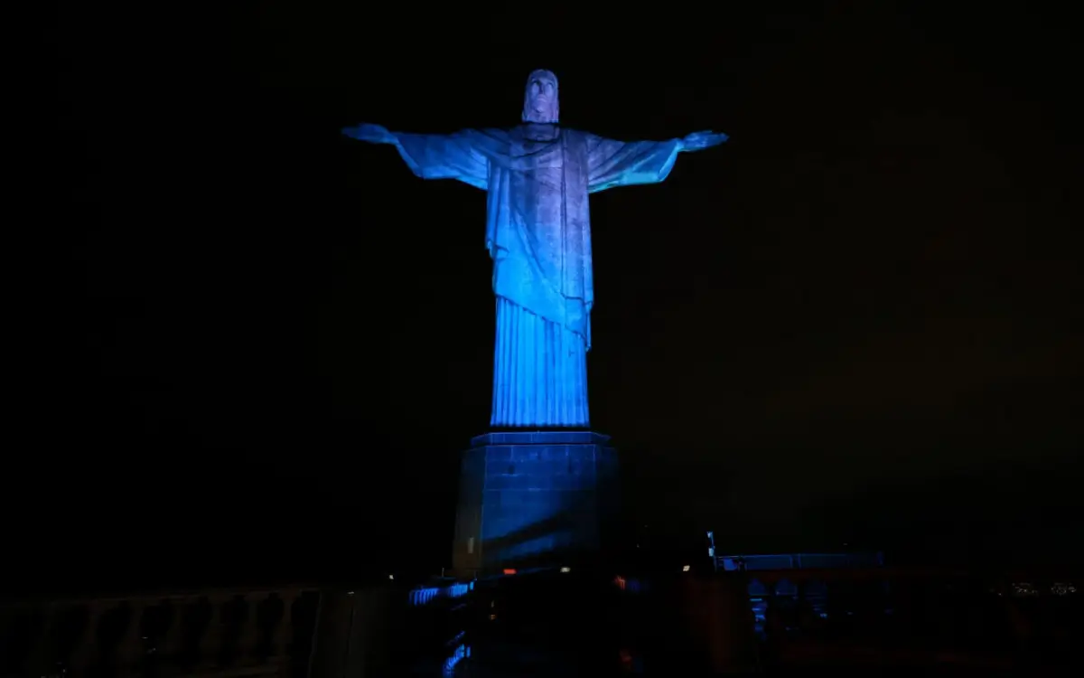 Cristo Redentor iluminado de azul