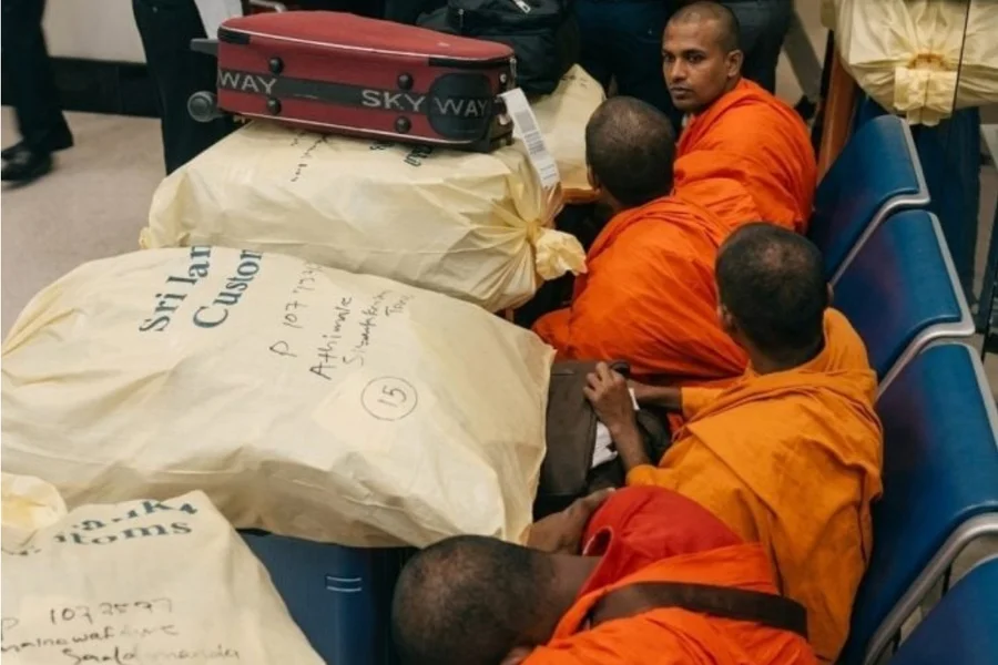 Monges budistas são presos com maconha em aeroporto