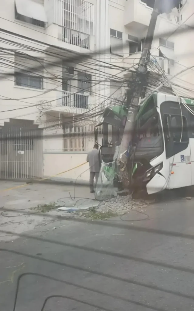 Ônibus colidiu com um poste
