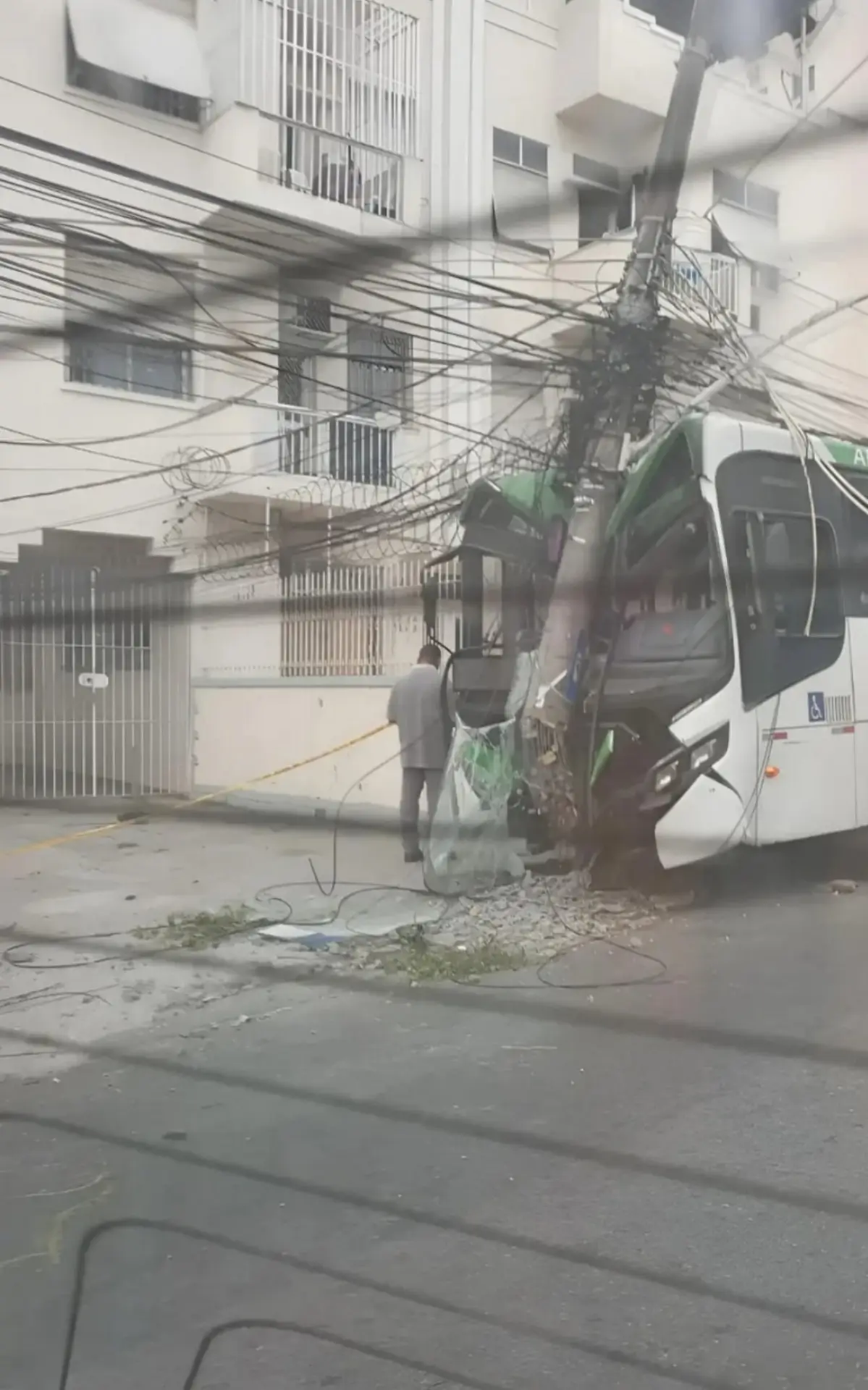 Ônibus colidiu com um poste
