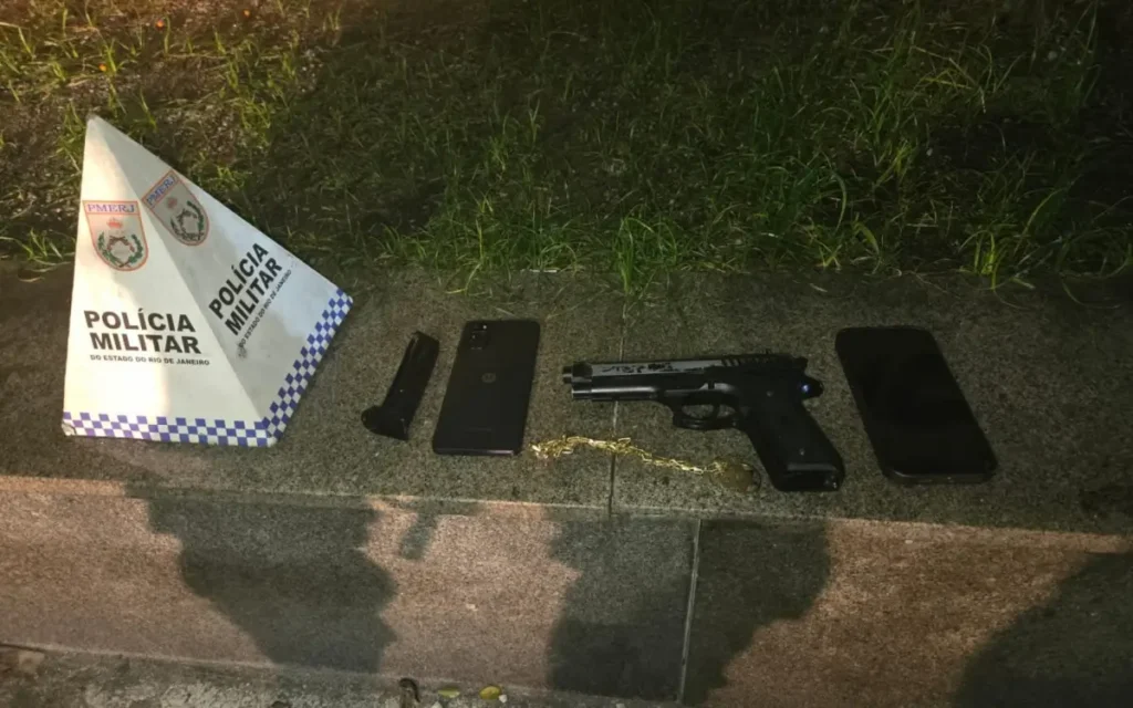 PM apreendeu celulares roubados e um simulacro de pistola