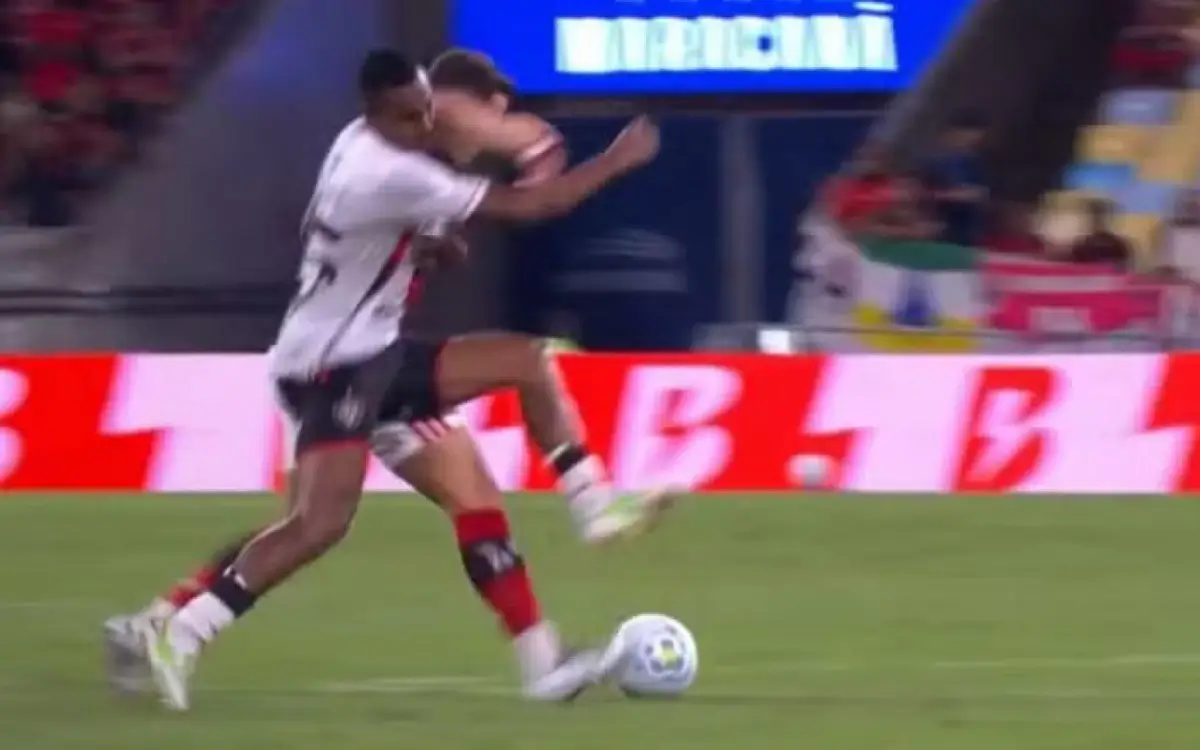 Saúl e Caíque Gonçalves em lance polêmico
