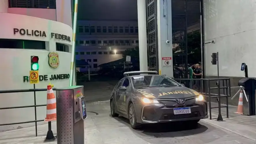 Uma viatura deixa a Superintendência da PF no Rio