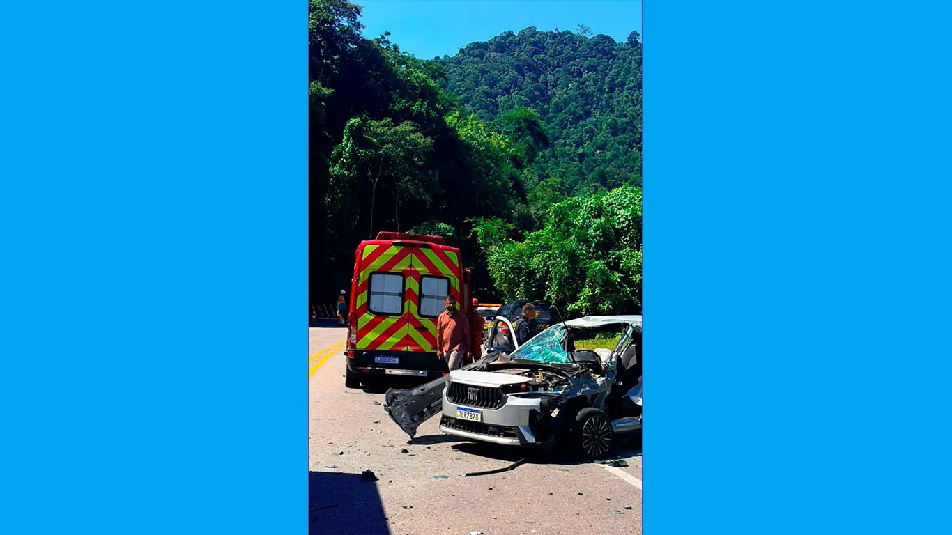 acidente em Angra com ônibus e carro