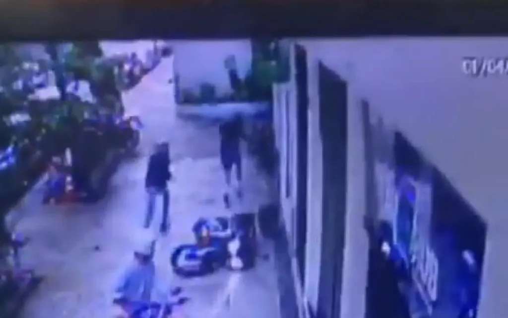 Câmera de segurança flagrou assalto em rua no Catete, na Zona Sul do Rio