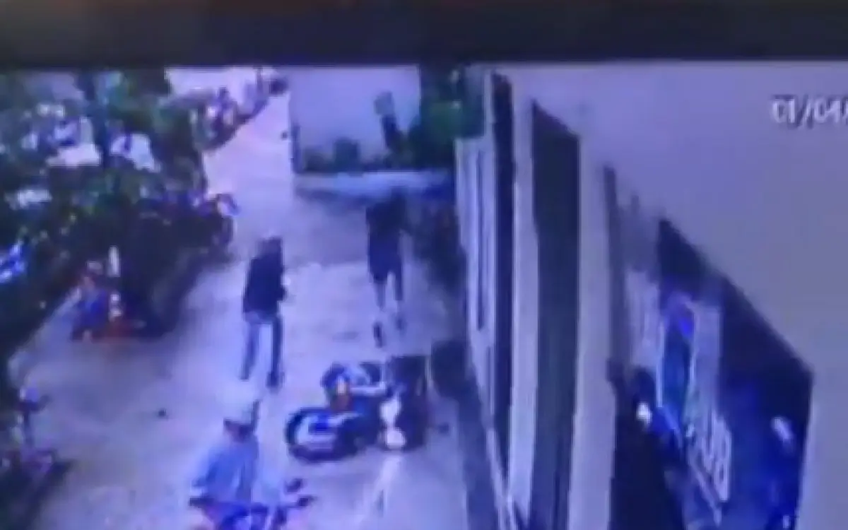 Câmera de segurança flagrou assalto em rua no Catete, na Zona Sul do Rio
